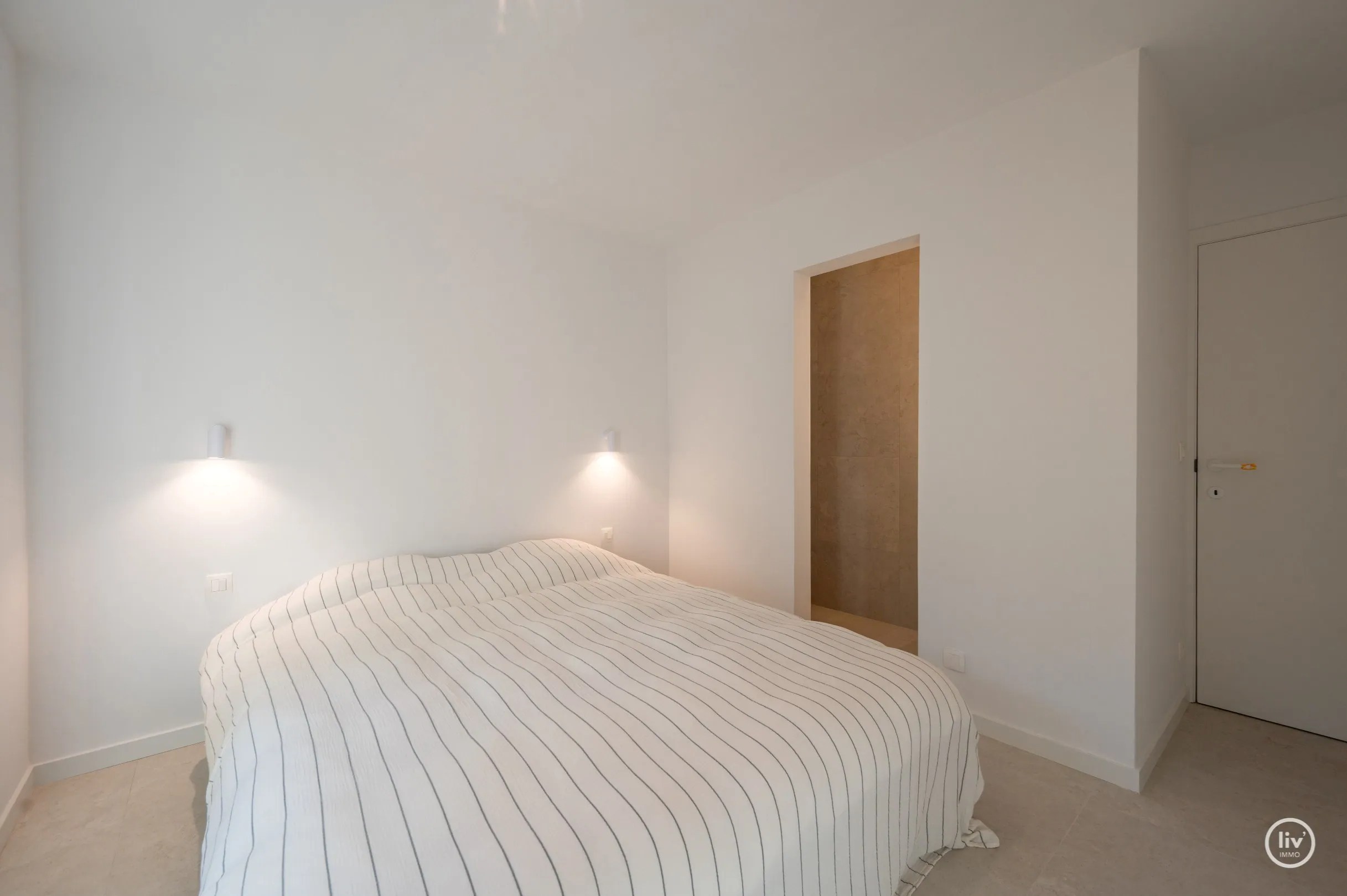 Dit prachtig gelegen appartement geniet van een zuidelijke oriëntatie en bevindt zich in een groene en rustige omgeving, rechtstreeks grenzend aan het Yzerpark. 