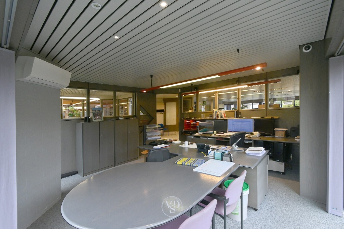 Ruim handelspand met penthouse in villastijl 