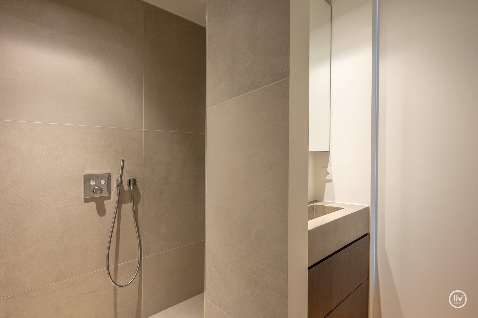 OPENDEURDAG Zaterdag 29/08 - tussen 14u en 16u:  Luxueus volledig gerenoveerd 3 slaapkamer appartement te Parmentierlaan gelegen nabij de Zeedijk. 