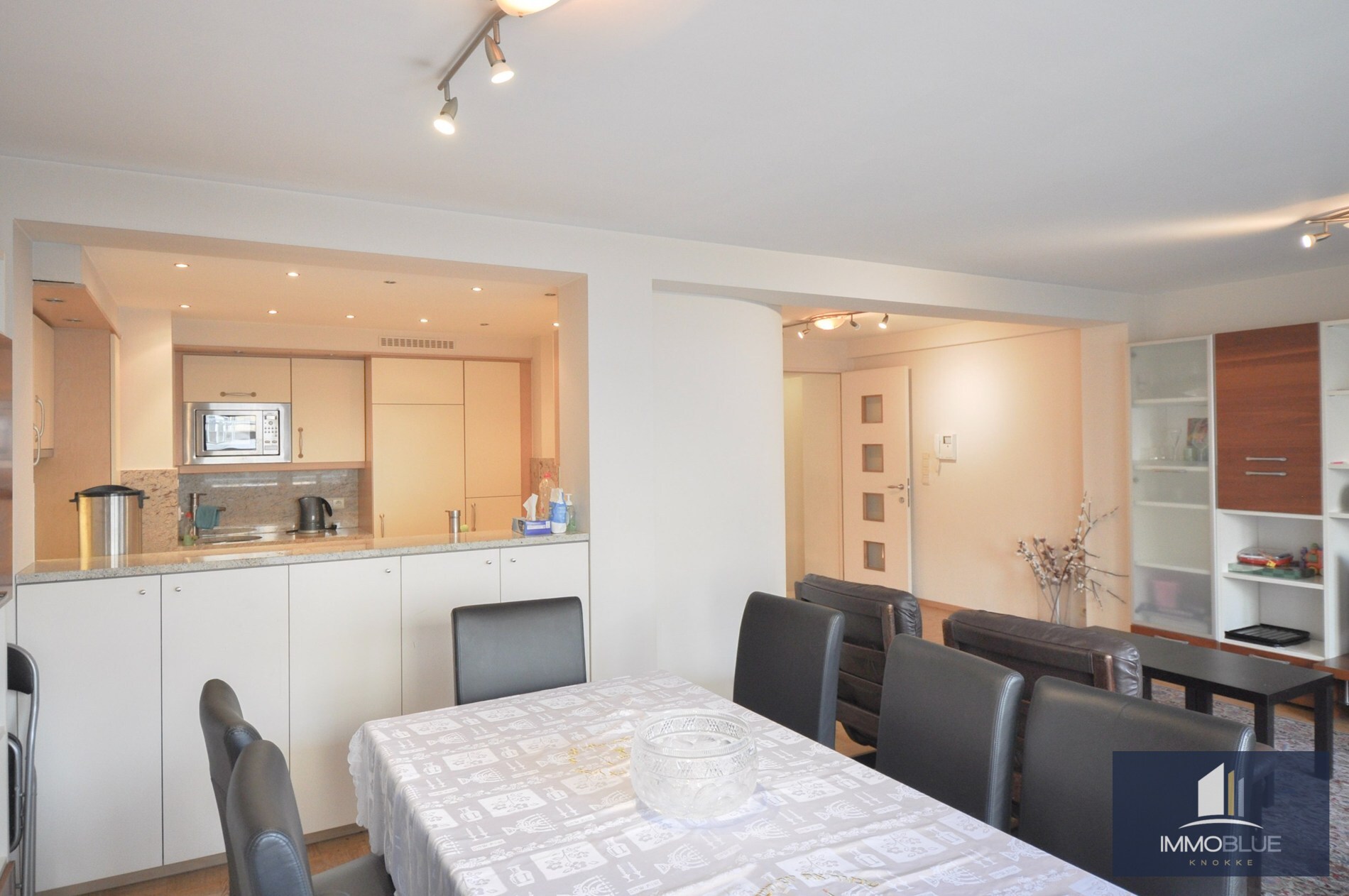 Lichtrijk appartement met een ruim zuidwest gericht terras gelegen nabij het commercieel centrum en het strand. 