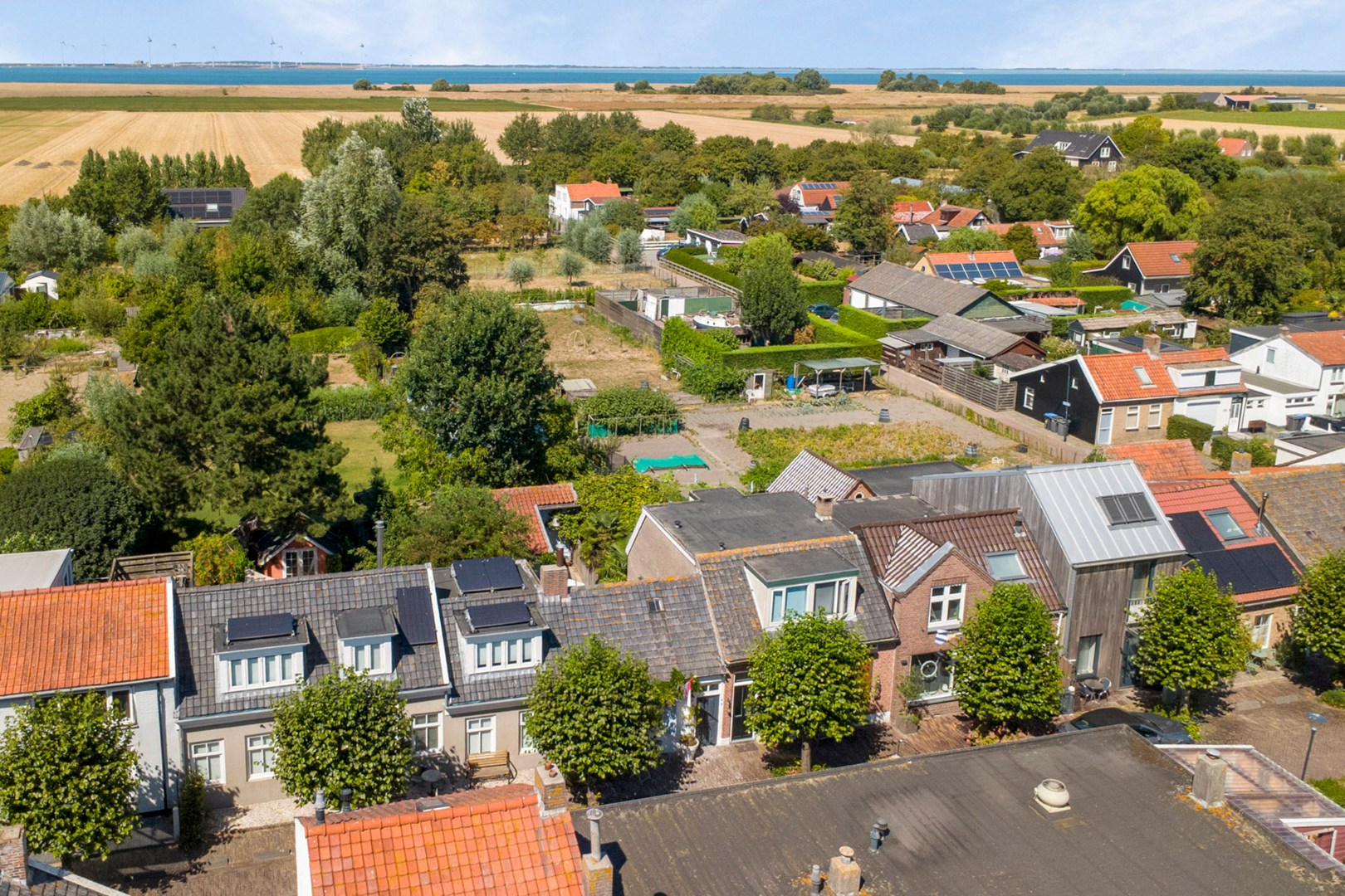 Sfeervol gerenoveerde dijkwoning met riante schuur. 