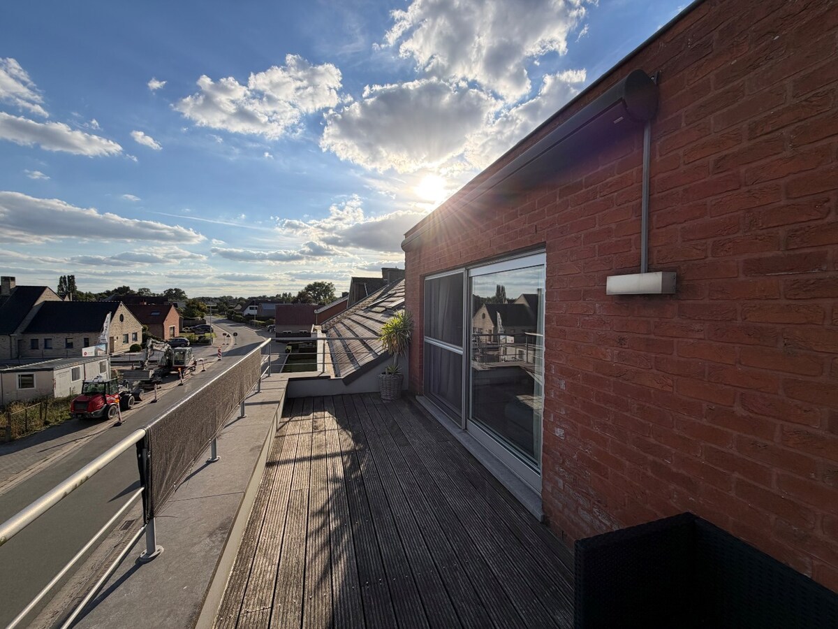 Ruim en lichtrijk dakappartement te Asper. 