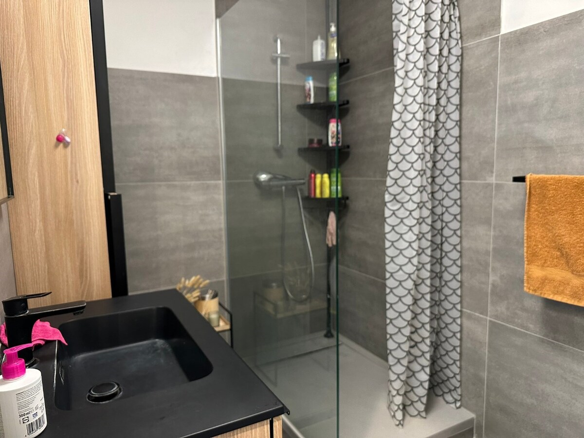 VERNIEUWD   appartement met 3 slaapkamers 