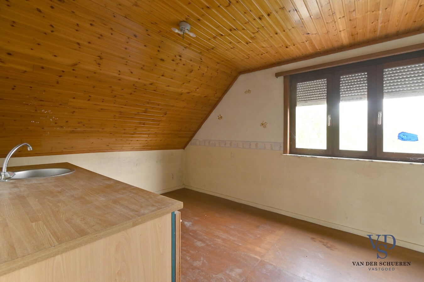 Te renoveren woning op ruim perceel te Kerkgate Mater. 