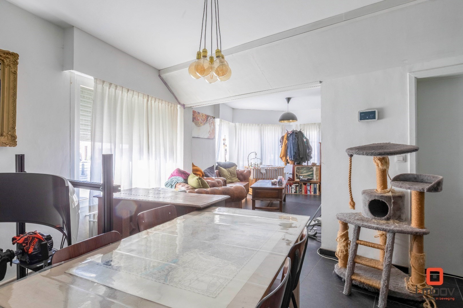 Deels vernieuwde woning met potentieel op uitstekende locatie 