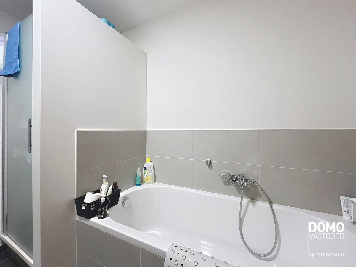 RUIM APPARTEMENT VAN 120 M² MET TERRAS, LIFT, 2 SLAAPKAMERS EN AUTOSTANDPLAATS GELEGEN TE CENTRUM KERMT 