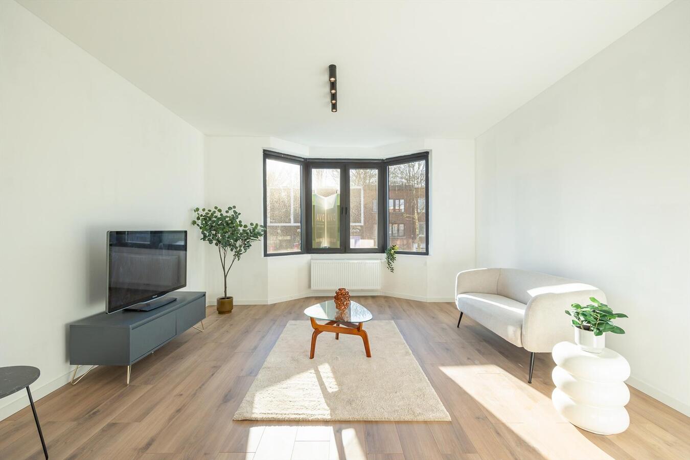 Gerenoveerd appartement met ruim terras te Mortsel! 