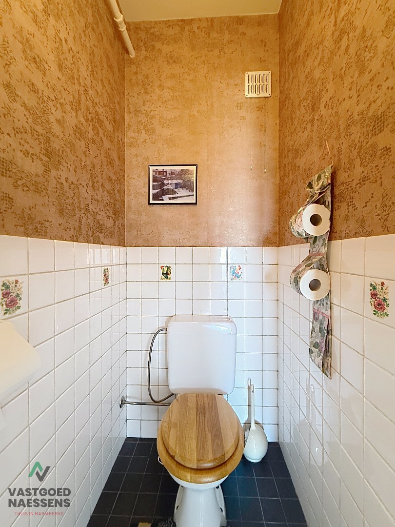 À rénover, appartement d'une chambre avec vue sur la mer et terrasses. 