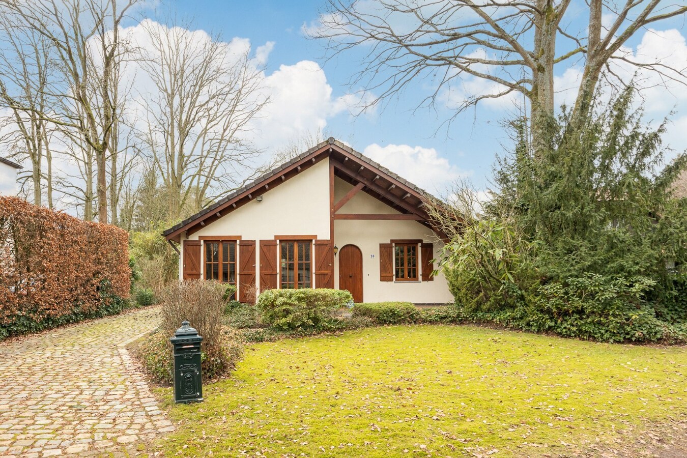 Instapklare gelijkvloers woning in het groen op een West-perceel van  626 m² 