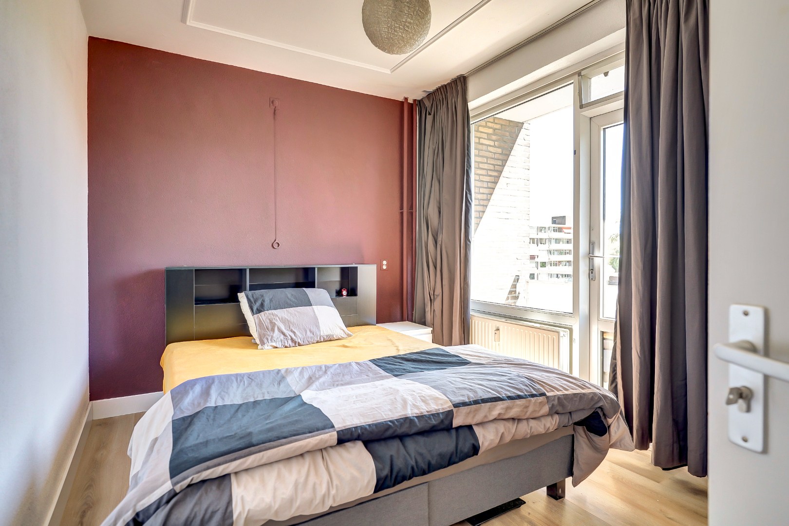 Goed onderhouden en instapklaar 4-kamer hoek-appartement op de 4e verdieping met moderne keuken en badkamer, 3 balkons en gelegen op eigen grond. 