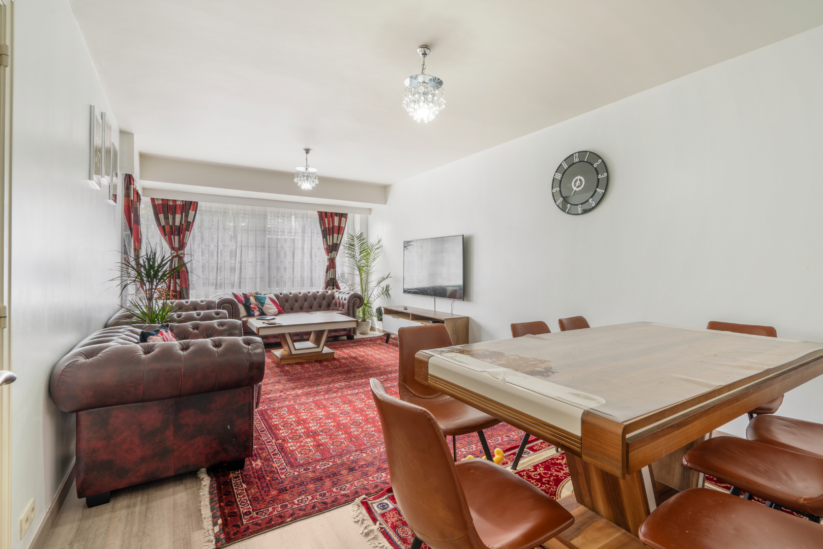 OPBRENGSTEIGENDOM MET 7 APPARTEMENTEN EN 7 GARAGEBOXEN 