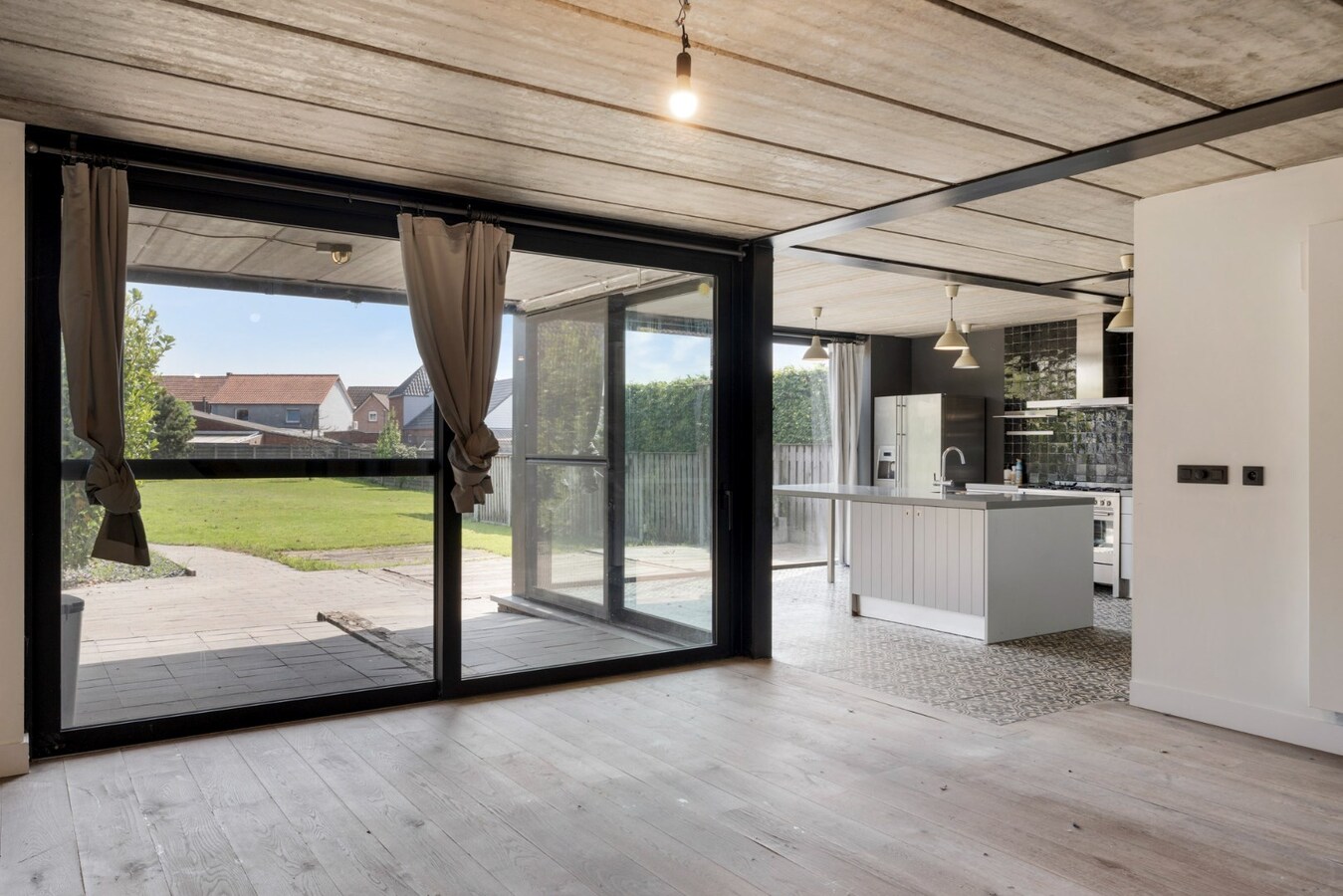 Recente, halfvrijstaande gezinswoning in een moderne bouwstijl op een perceel van 11a06ca! 