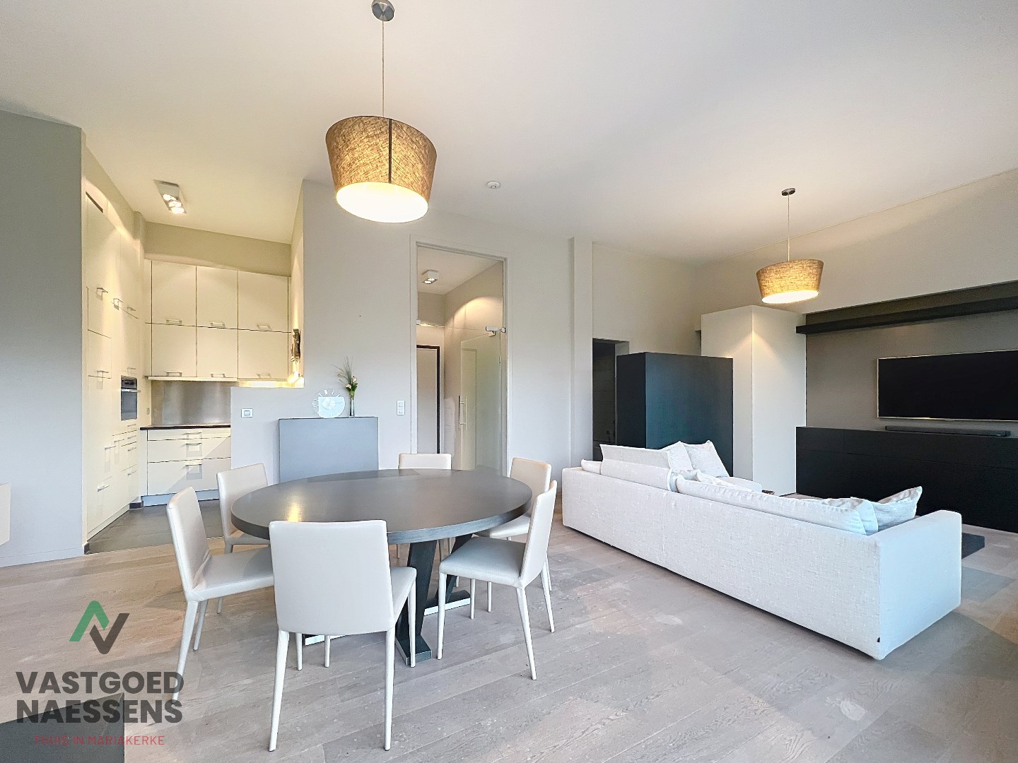 Magnifique appartement d'une chambre avec vue sur le golf et une terrasse ensoleillée. 