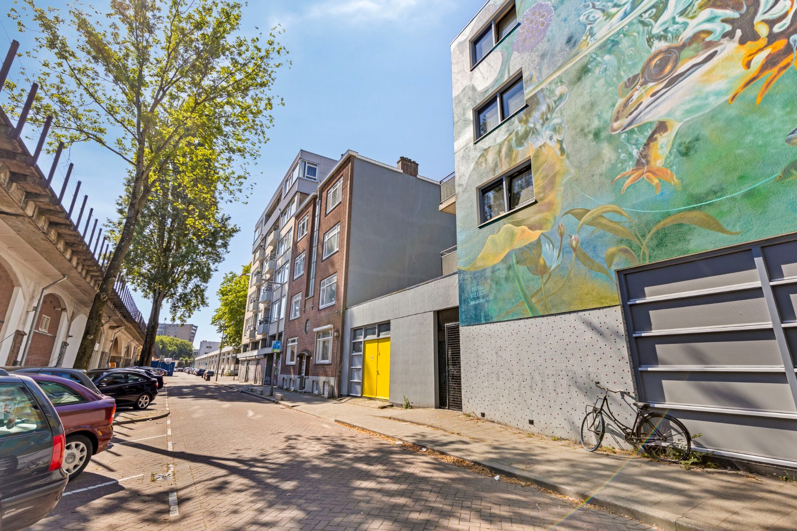 Turn-key 2 kamer (voorheen 3) appartement op steenworp afstand van Rotterdam centrum met een nette keuken, royale woonkamer en gelegen op eigen grond! 