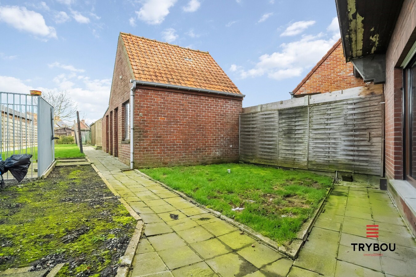 Halfopen woning met drie slaapkamers op ruim perceel van 770 m² 