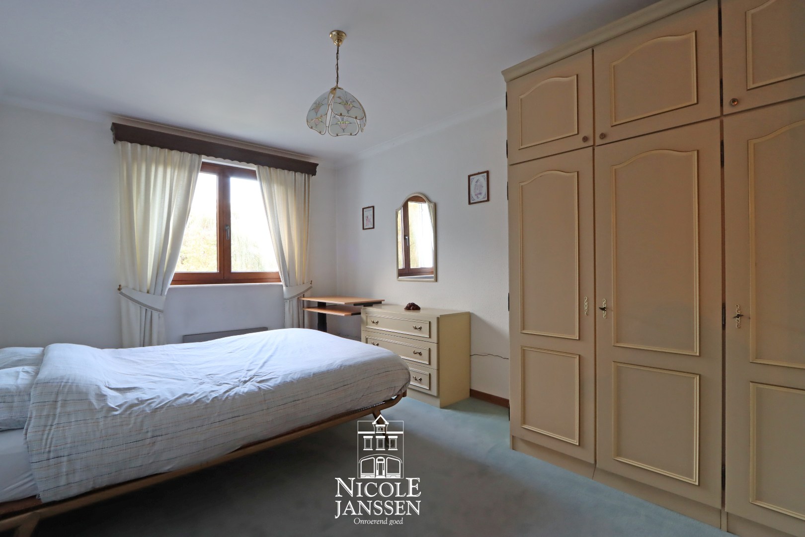 Drie mooie slaapkamers met vloerbekleding