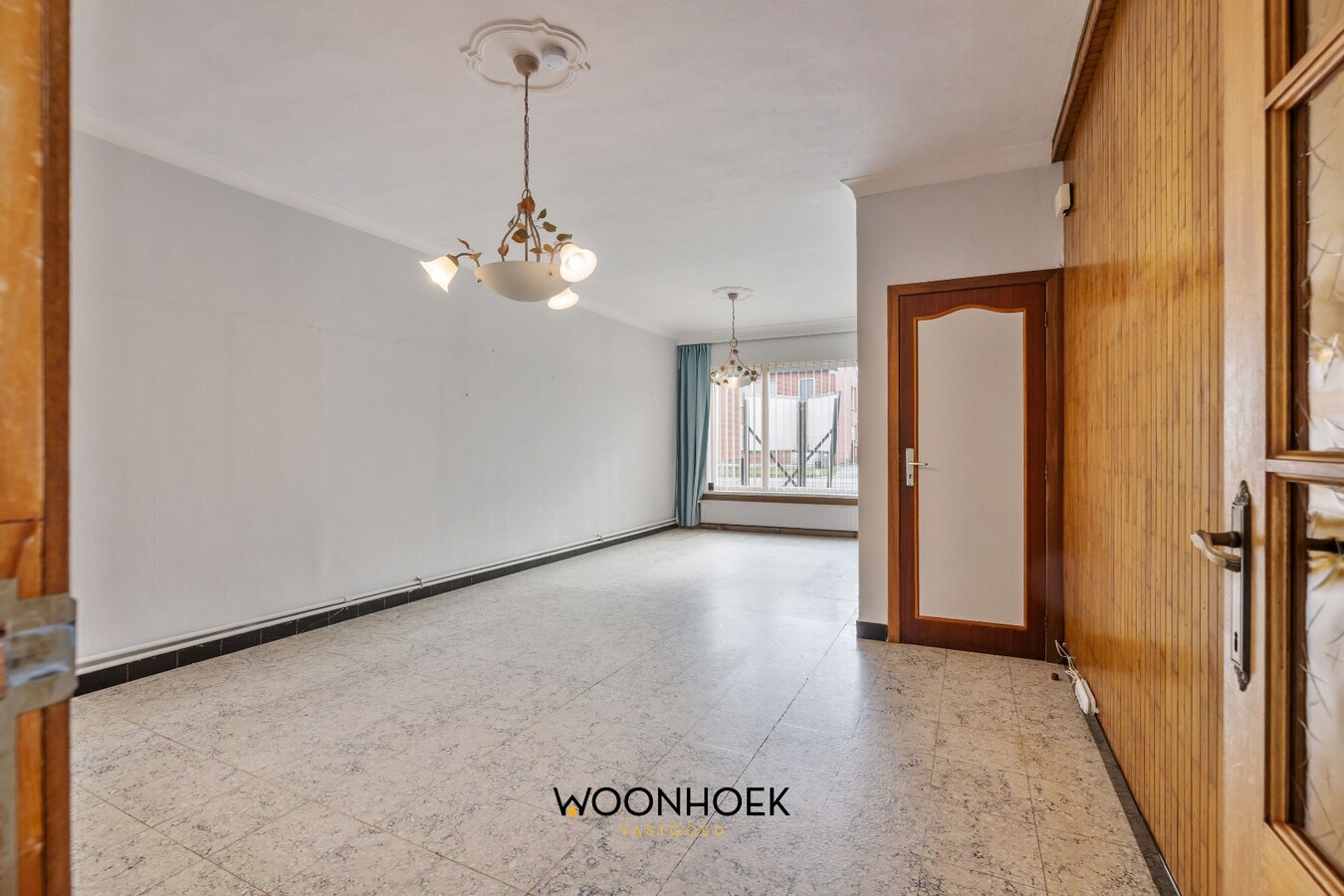 Halfopen bebouwing met 3 slaapkamers &amp; zij-ingang. 