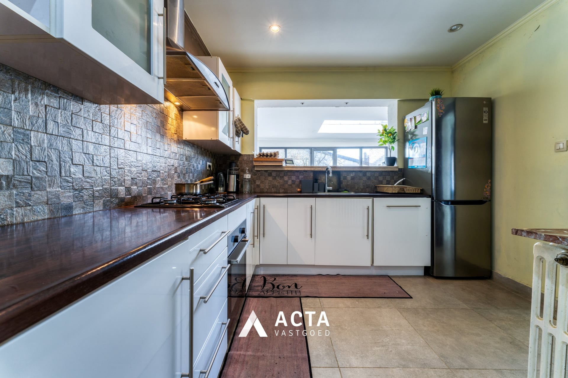 Halfopen bebouwing met vier slaapkamers in Mariakerke 