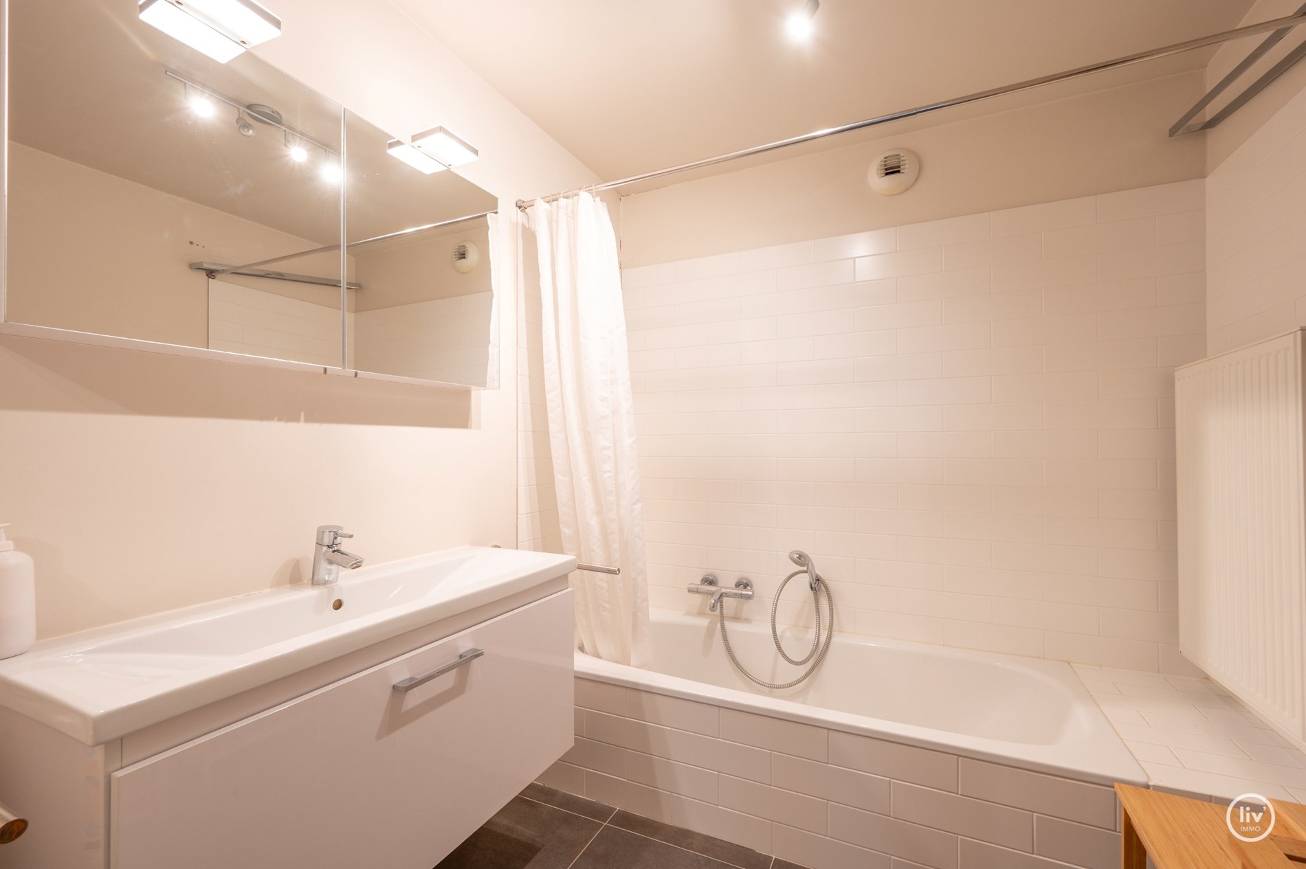 Mooi ruim en récent appartement centraal gelegen op de Leopoldlaan te Knokke. 