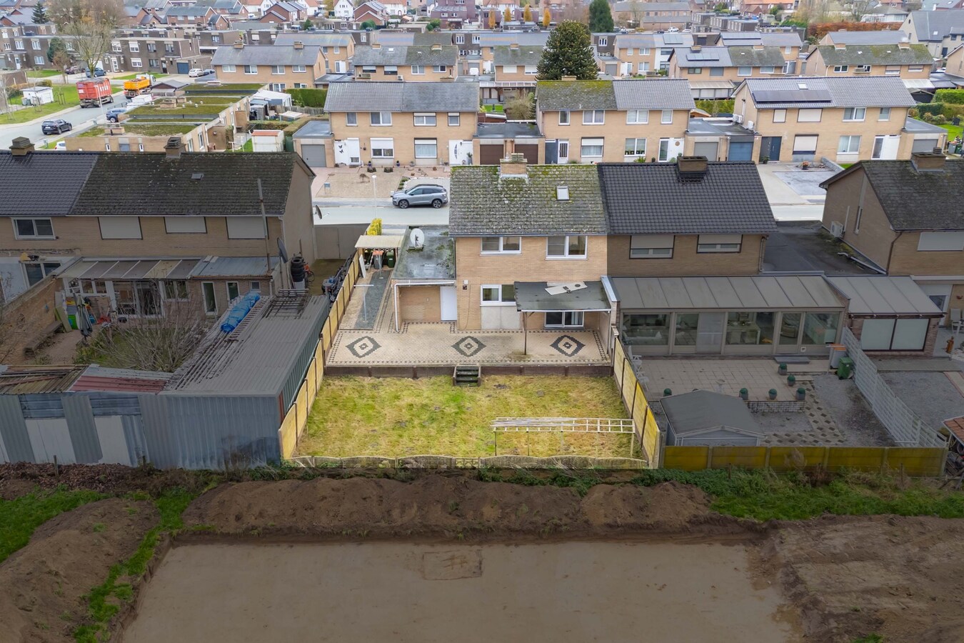 Woning met 3 (4) kamers, terras, tuintje, garage. 