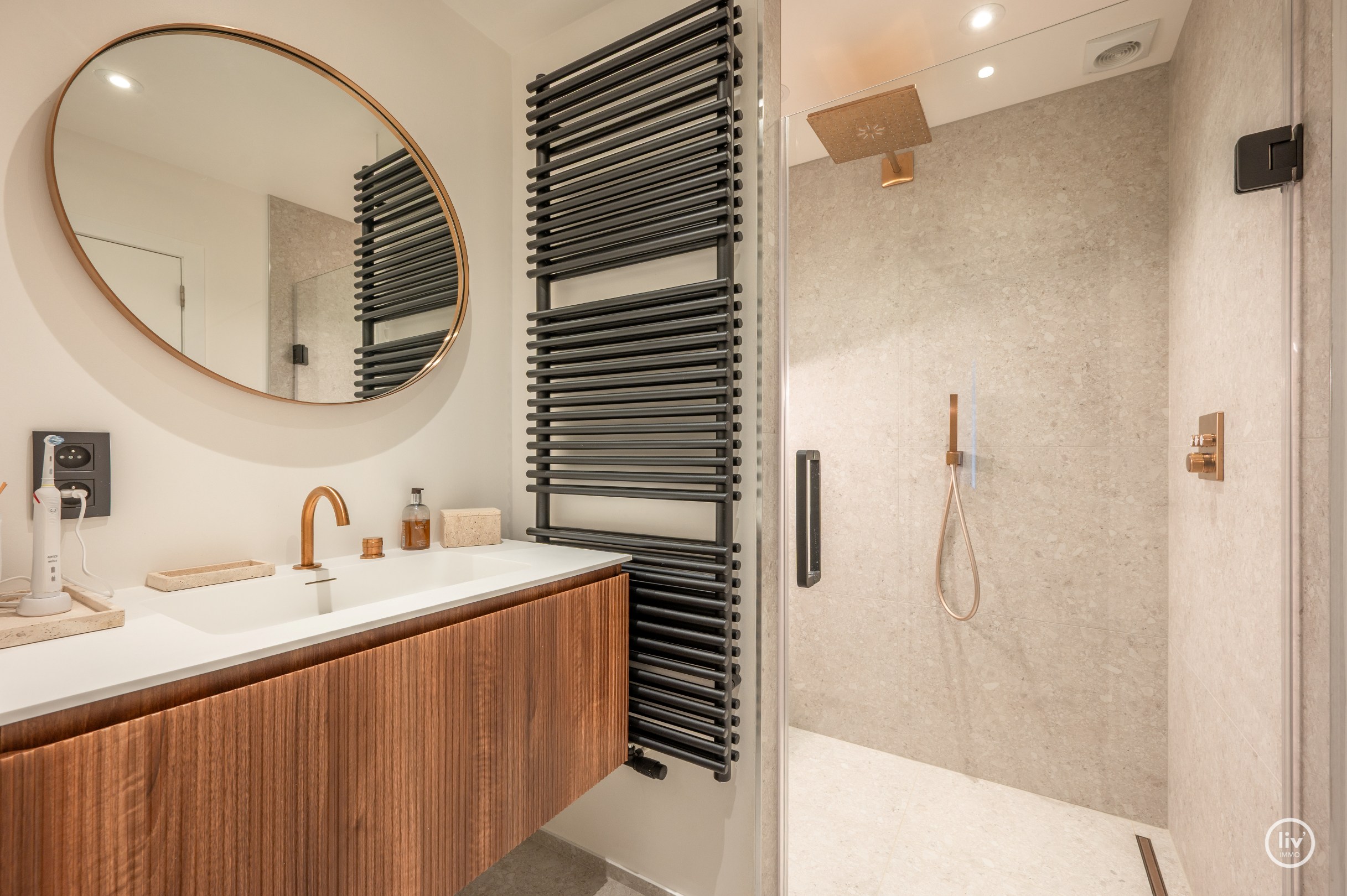 Gerenoveerd 2 slaapkamer appartement met een prachtig zeezicht gelegen nabij het Driehoeksplein te Knokke. 