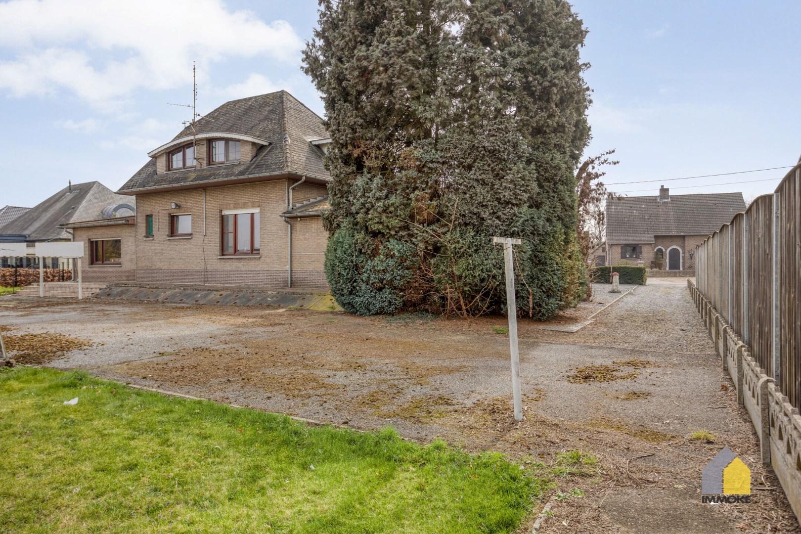 Te renoveren, statige woning op mooi perceel van 23 a 90 ca. 