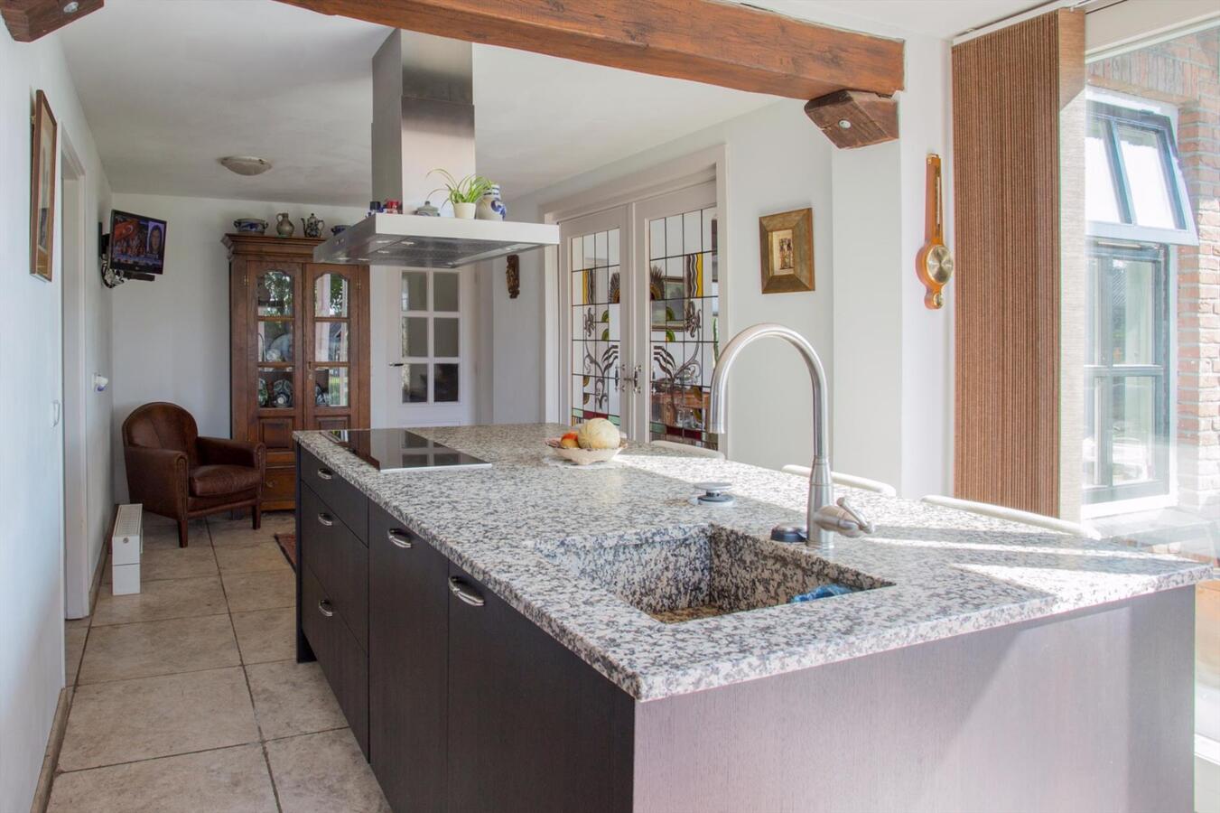 Gemoderniseerd vrijstaand landhuis met veel authentieke elementen en met riet afdekte kap, op een perceel van 1383 m2 grond aan de Heijerstraat 15 te Westerhoven. 