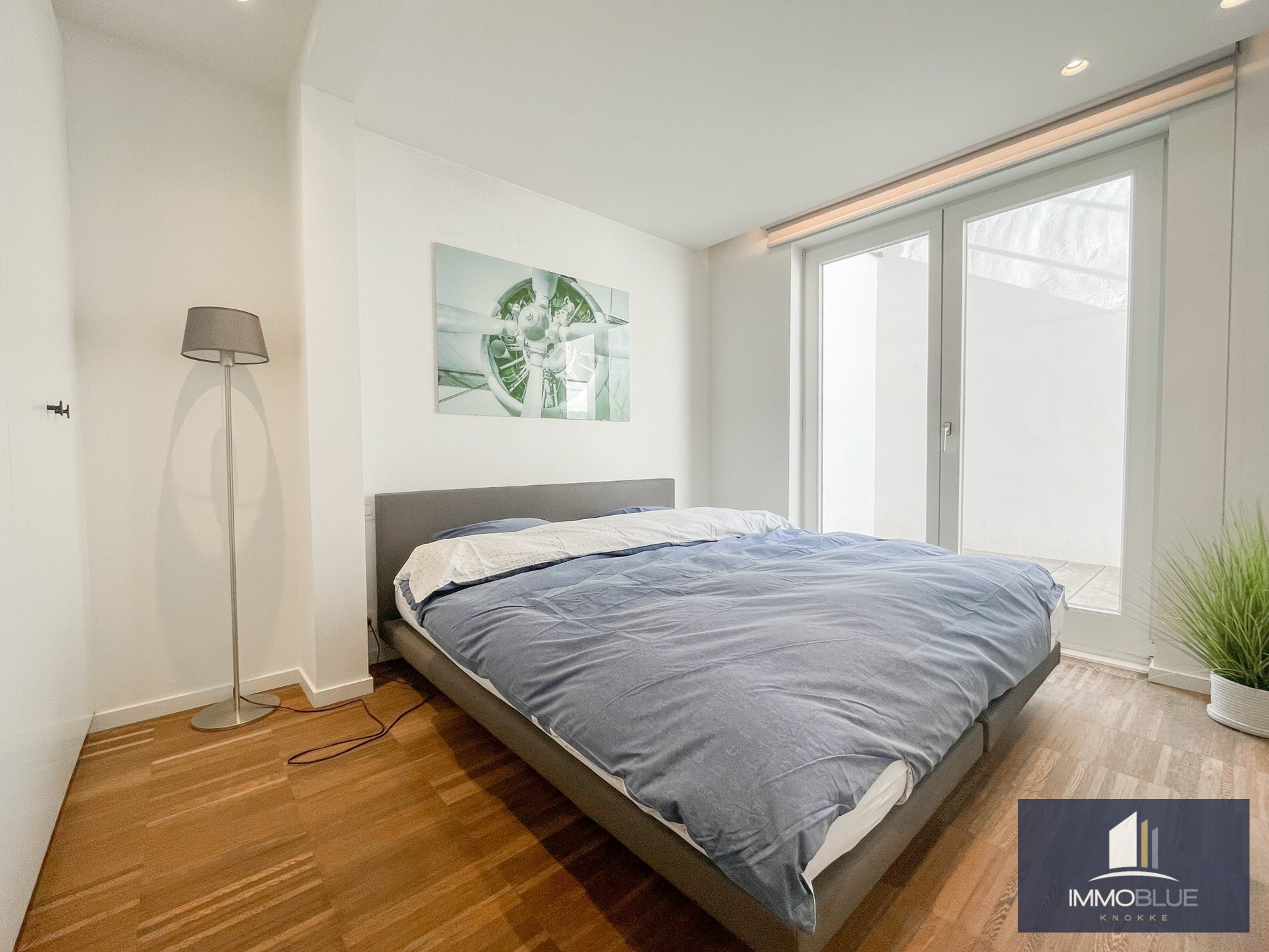 Stijlvol, instapklaar appartement met een ruim terras gelegen aan het Lichttorenplein op enkele passen van de zee. 