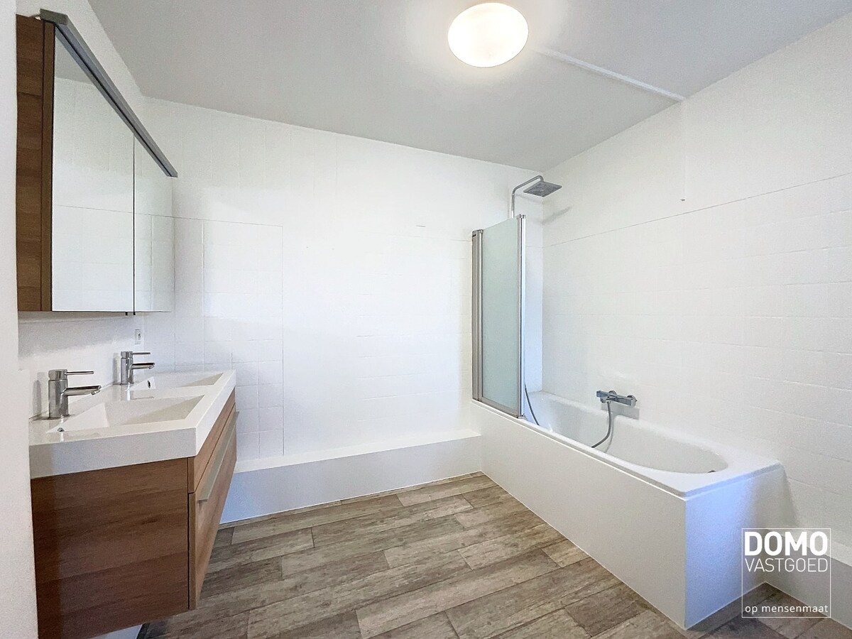 Ruime, energetisch gerenoveerde woning met open leefruimte, 4 slaapkamers en 2 badkamers te Kermt 