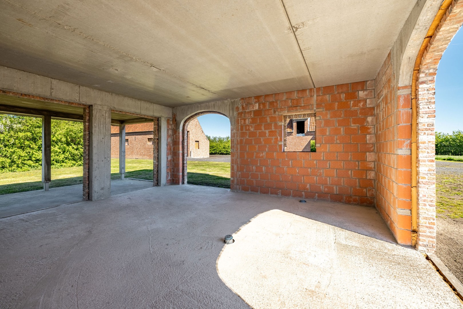Landelijk gelegen ruwbouwhoeve met bijgebouwen op uitzonderlijk perceel van ca. 9.331 m² 