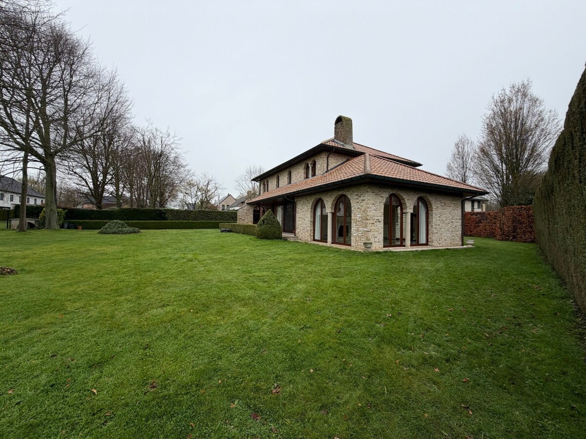 Ruime en rustig gelegen villa te Dikkelvenne. 