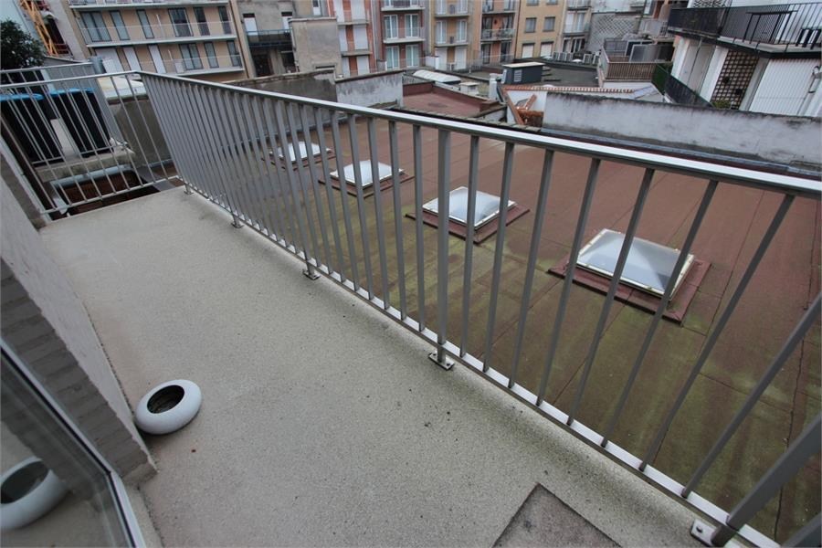 Non-meublé - Grand appartement résidentiel avec une belle vue dégagée, situé en plein centre près de l'avenue Lippens. 