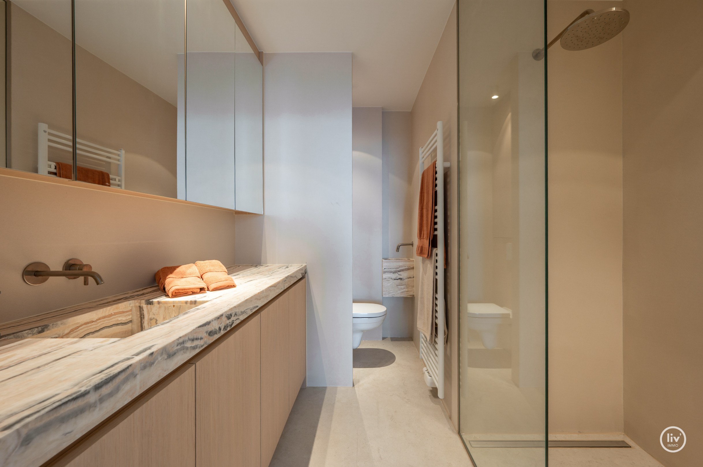 Prachtig gerenoveerd 3 slaapkamerappartement met open zichten gelegen op de Jozef Nellenslaan te Knokke. 
