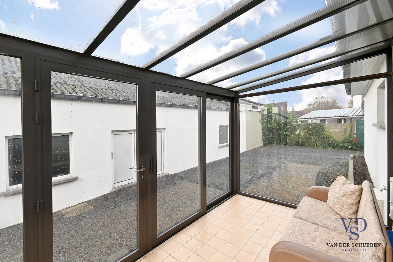 Bungalowwoning met afzonderlijke loods 