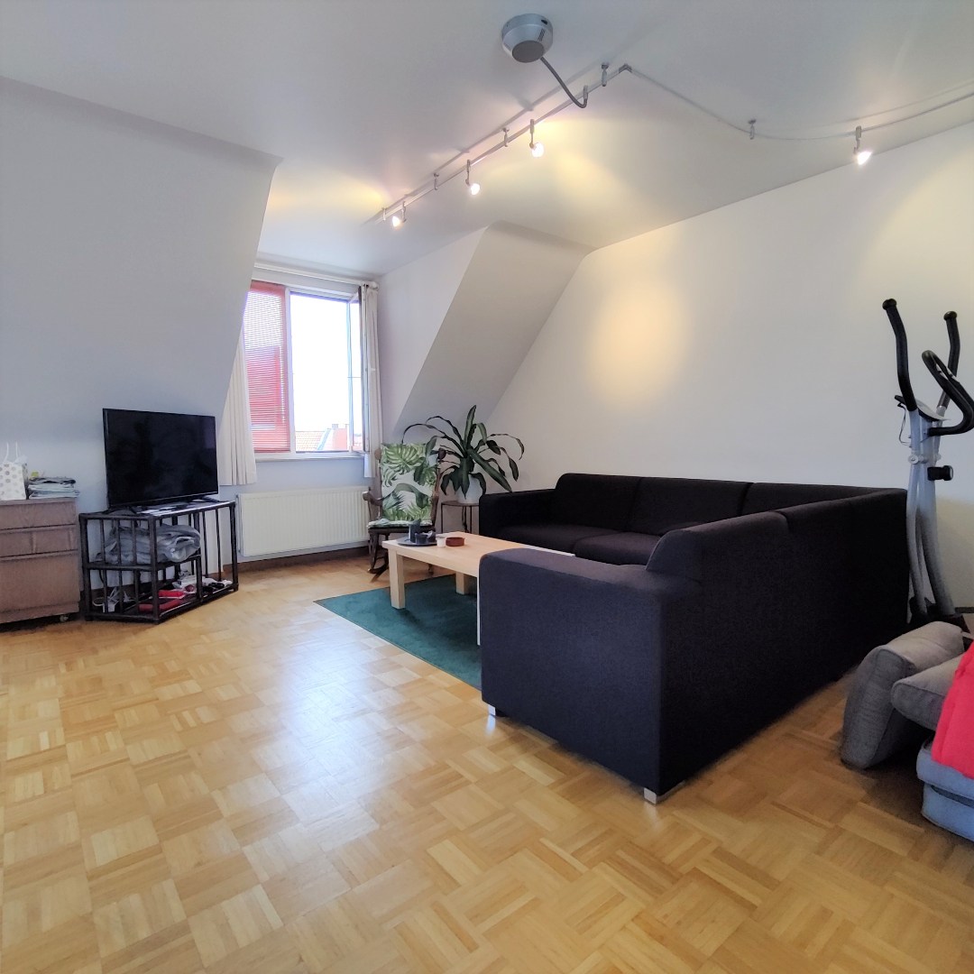 Dakappartement met 2 slaapkamers en groot zonnig terras in centrum van Geel 