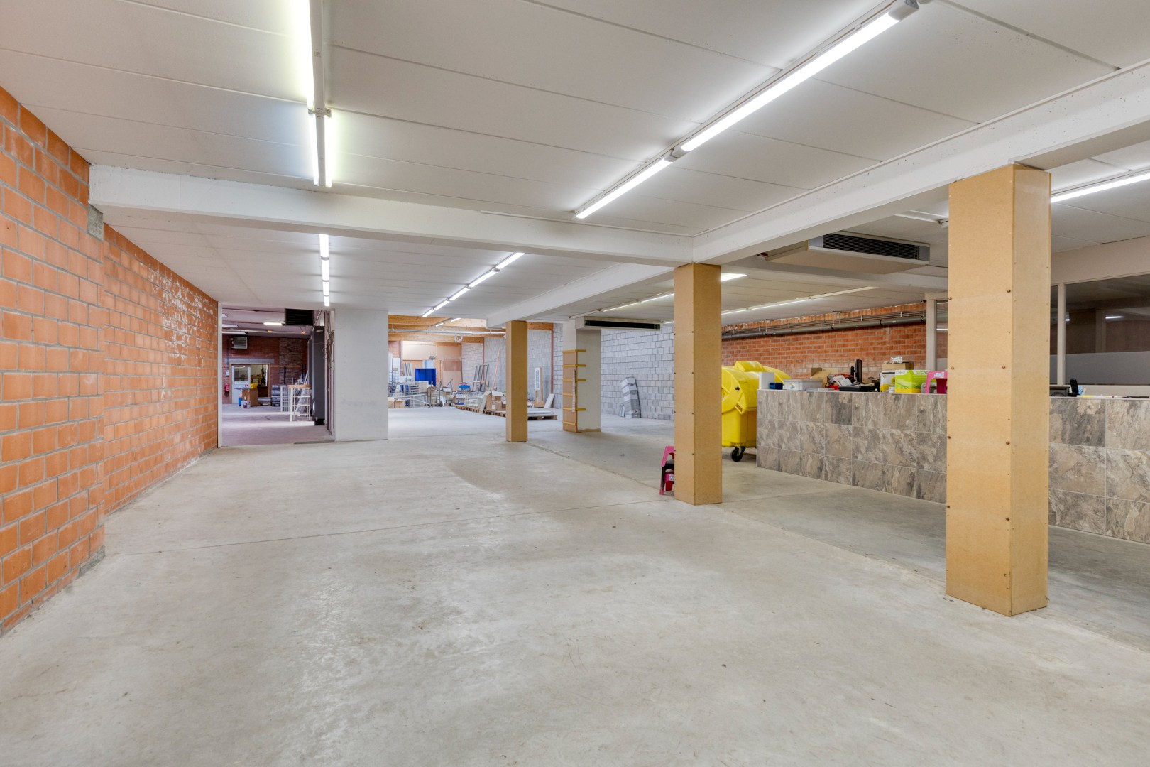 Handelsgelijkvloers met achter-inrit op commerciële ligging in centrum Geel 