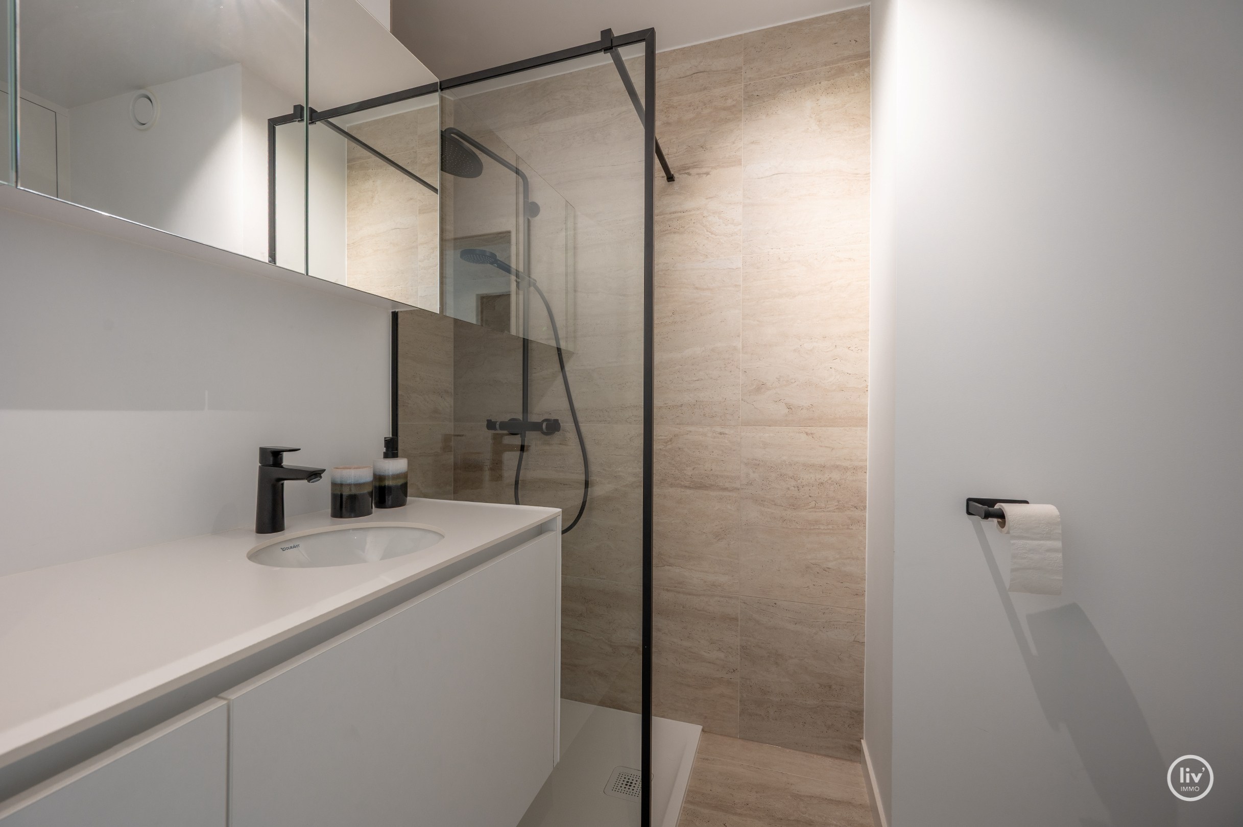 Prachtig gerenoveerd 2 slaapkamer-appartement gelegen te Leopoldlaan te Knokke met balkon. 