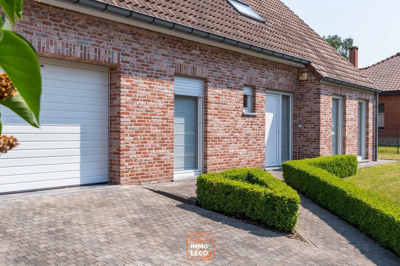 Villa « semi plain-pied » idéalement située avec 4 chambres, jardin, garage et parking, COUP DE CŒUR ABSOLU ! 