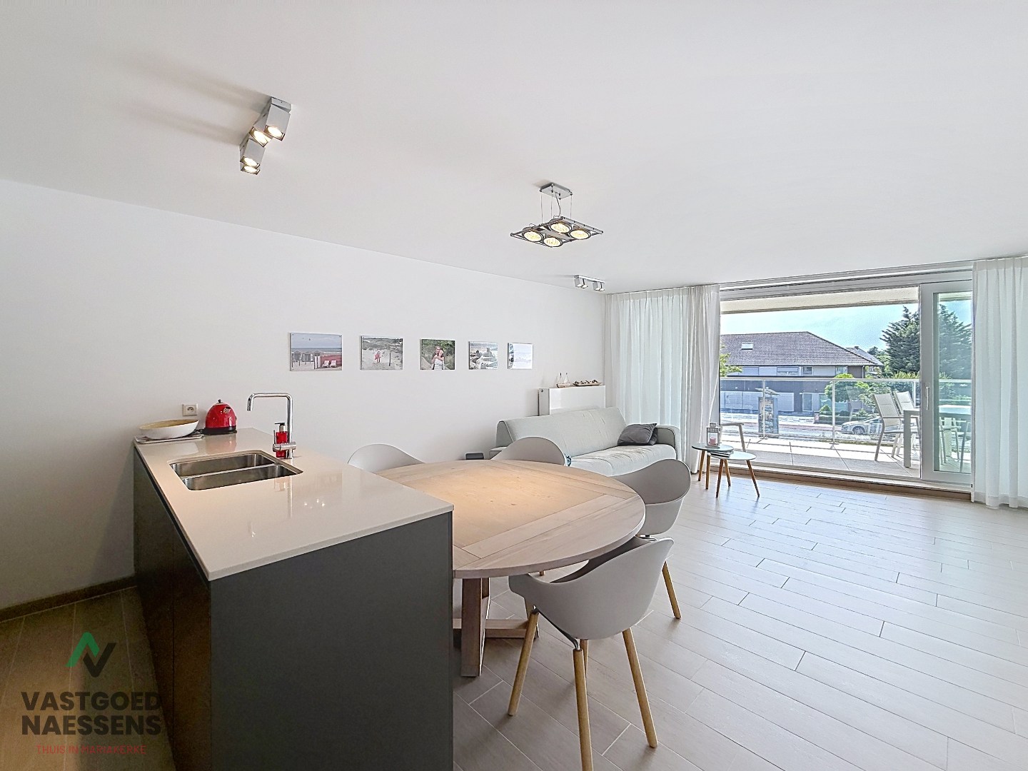 SUPERBE APPARTEMENT DE 2 CHAMBRES AVEC TERRASSE ENSOLEILLÉE DANS UN BÂTIMENT RÉCENT 