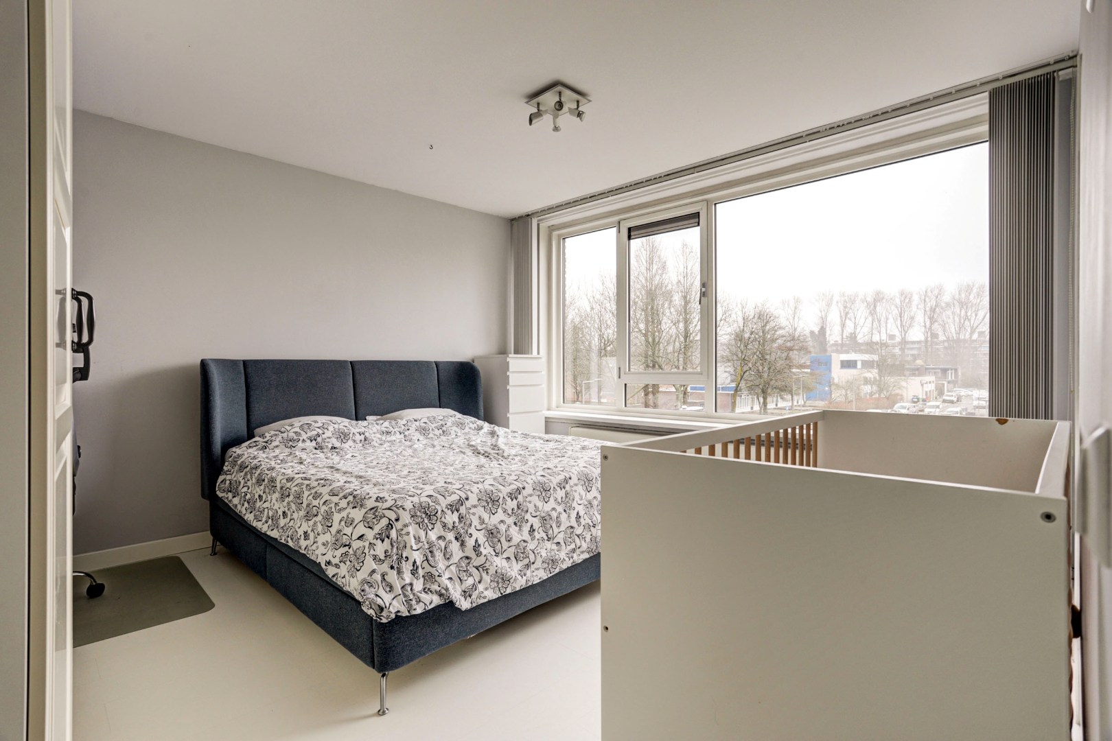 Instapklaar en verzorgd  3-(voorheen 4) kamer hoek- appartement op de tweede verdieping met 2 slaapkamers, 2 balkons, moderne keuken en is gelegen op eigen grond. 