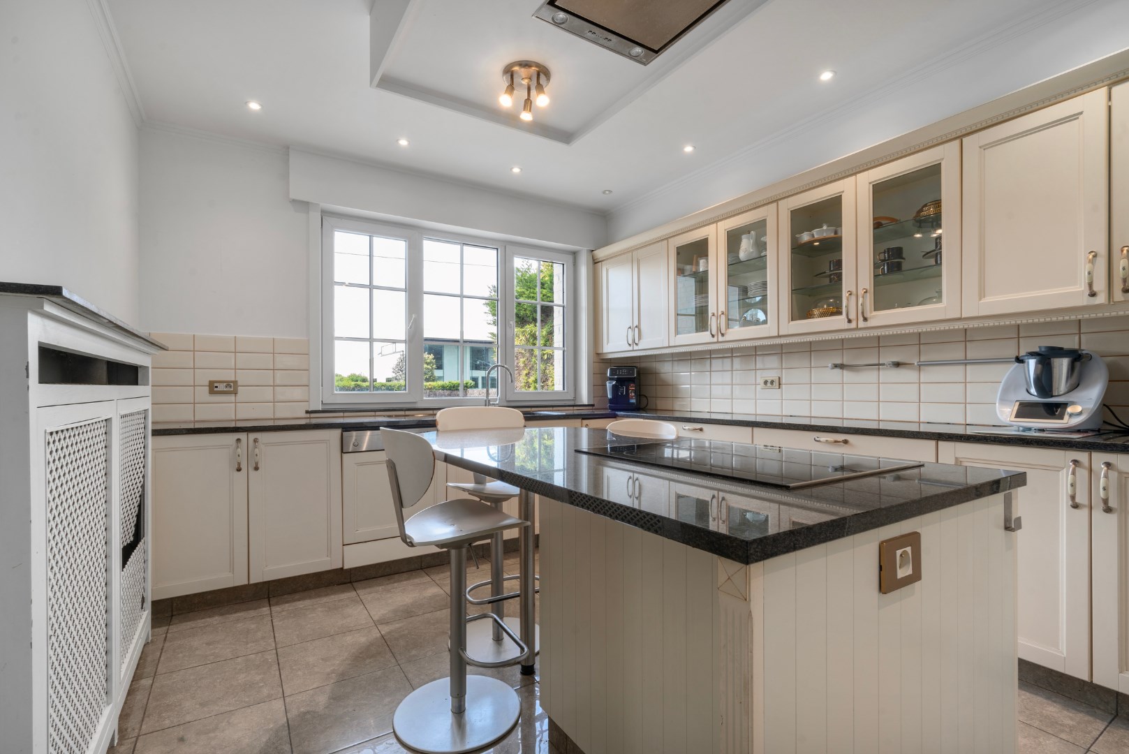 Stijlvolle villa met 5 slaapkamers op mooi perceel van 1325m² 