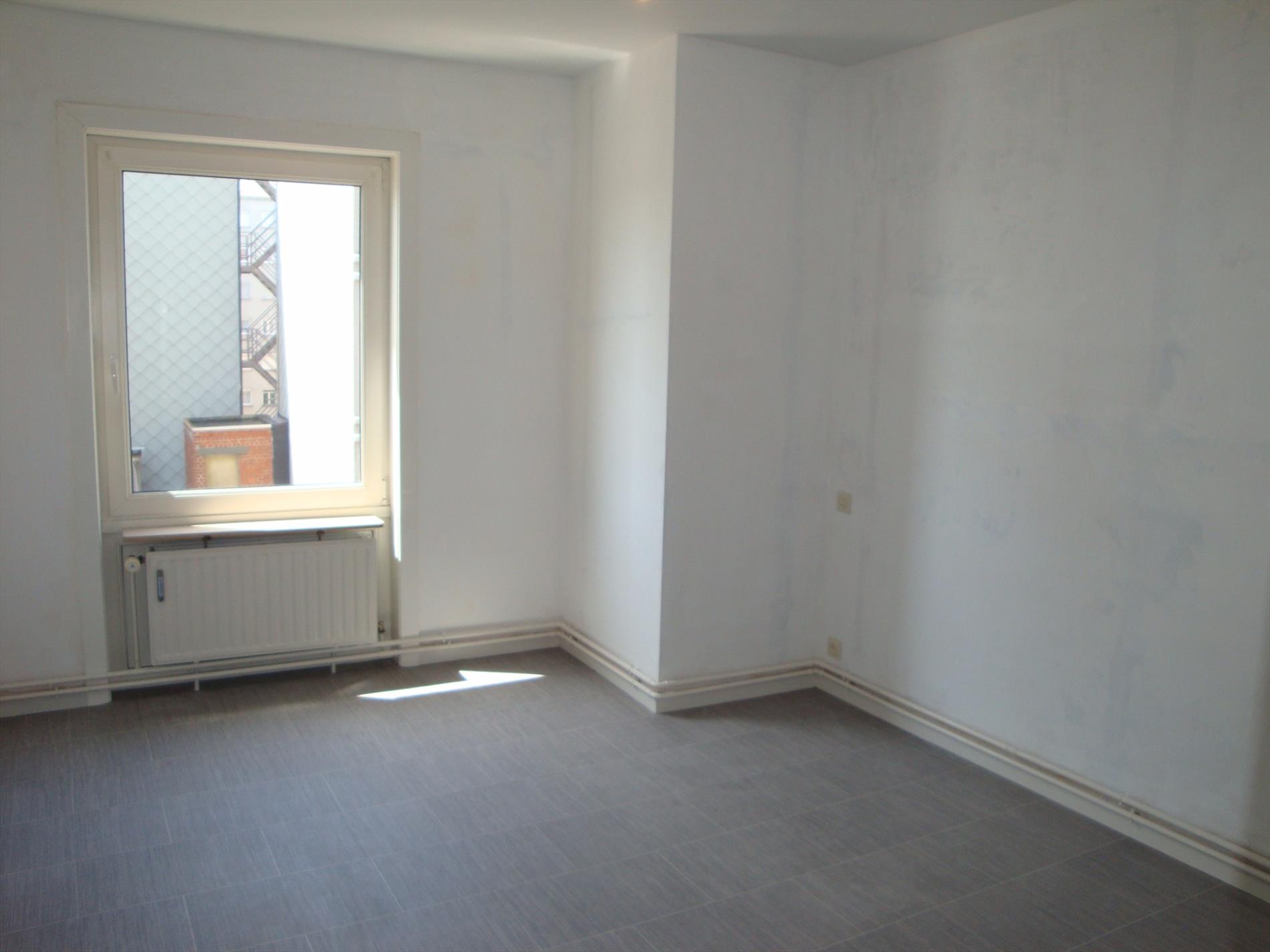 Voll. gerenoveerd 3-slpk HOEKapp. op 7e verd. met havenzicht 