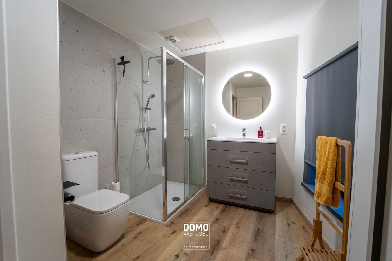 RUIME, INSTAPKLARE EN GERENOVEERDE WONING MET KANTOORGEBOUW INCLUSIEF PARKEERGELEGENHEID, TUIN EN ZWEMBAD TE MIELEN BOVEN AALST (GINGELOM) 