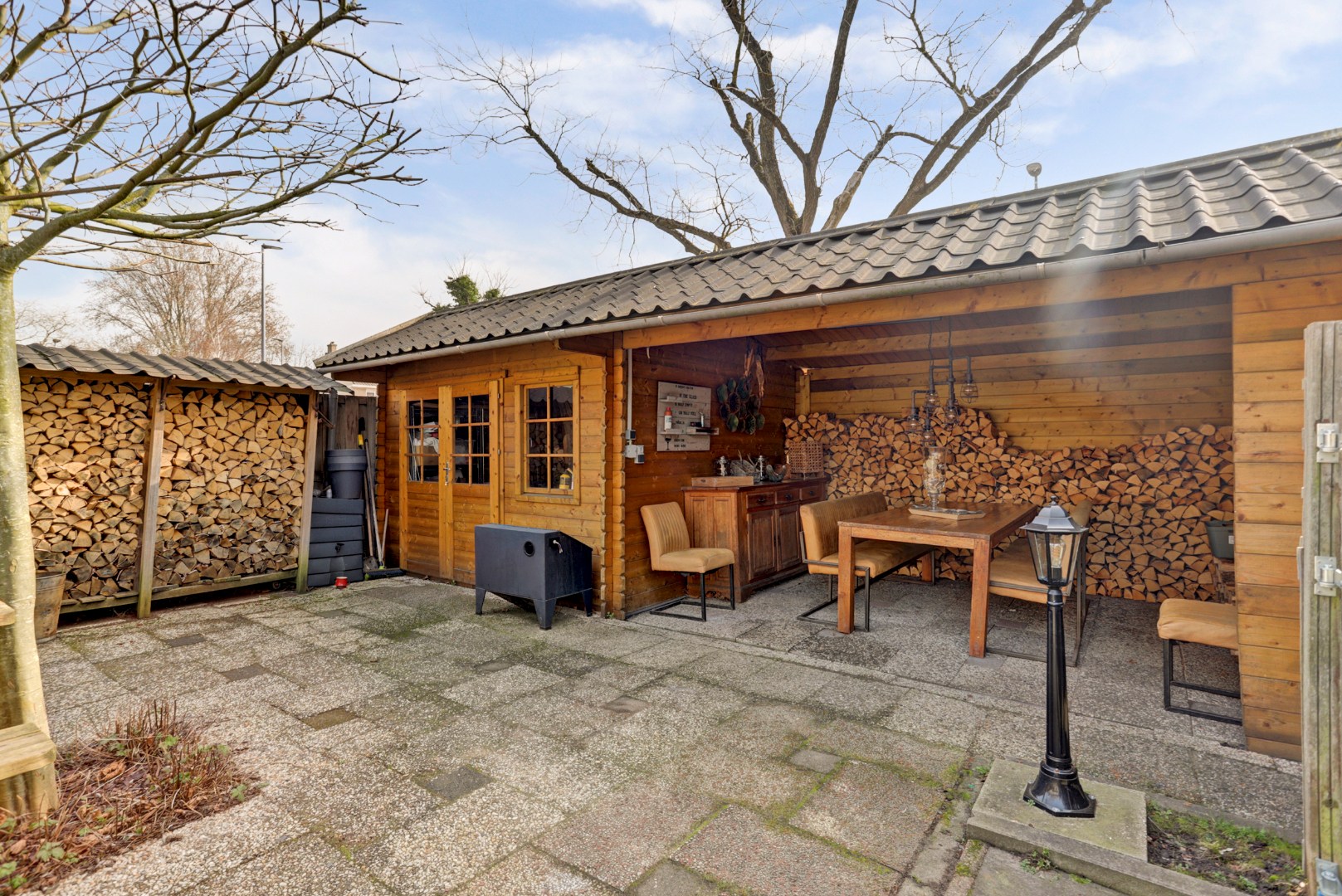 Ruime uitgebouwde 6-kamer hoekwoning met kunststofkozijnen, dakkapellen, grote tuin en eigen grond. 