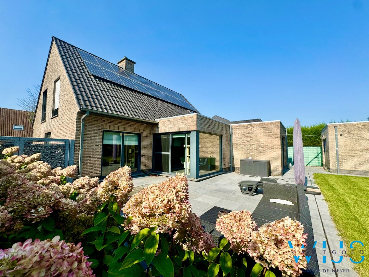 Stijlvolle alleenstaande woning met kapsalon te Kluizen 