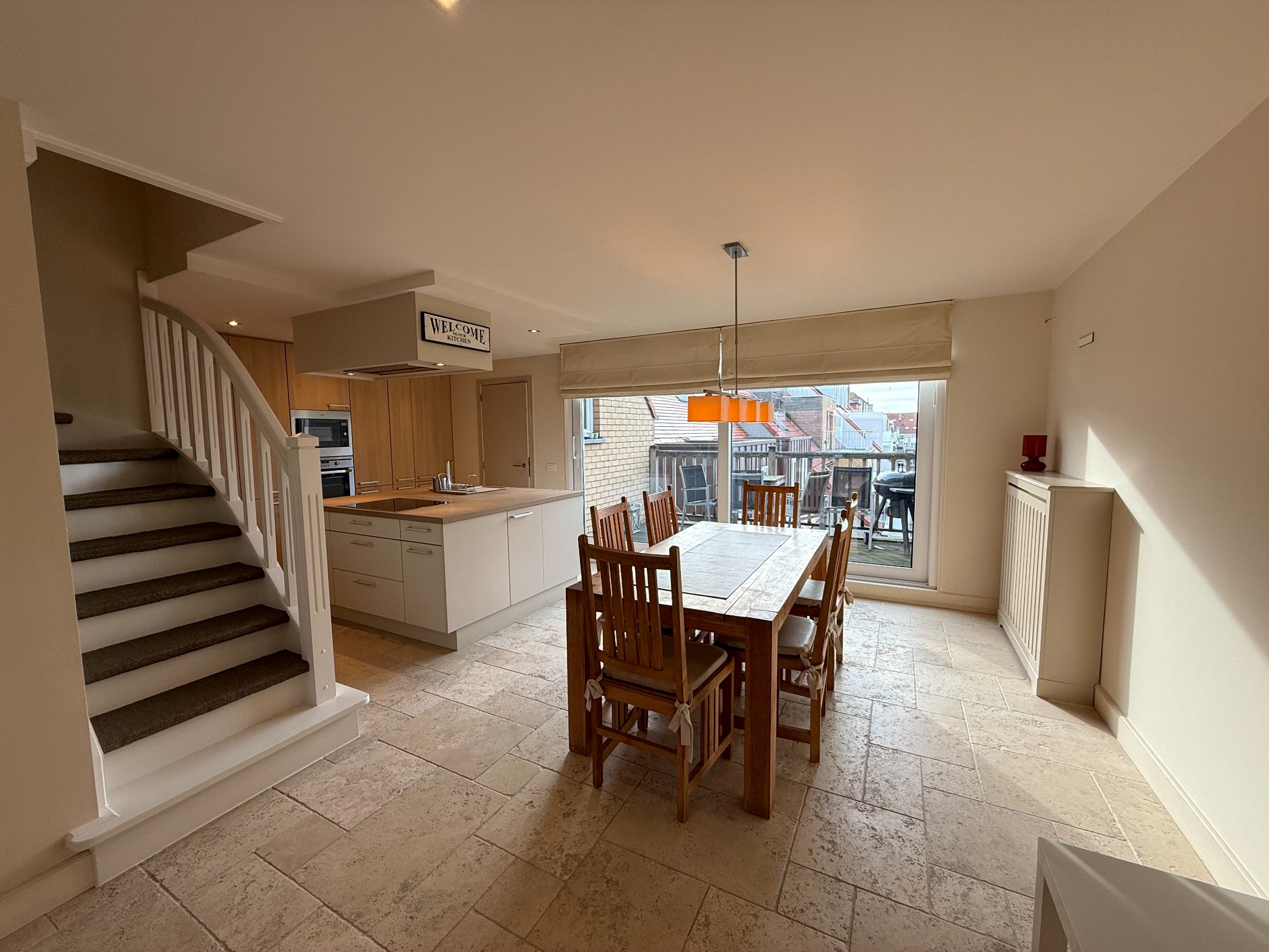 Meublé - Appartement en duplex avec trois chambres et de grandes terrasses situé au centre de Knokke. 