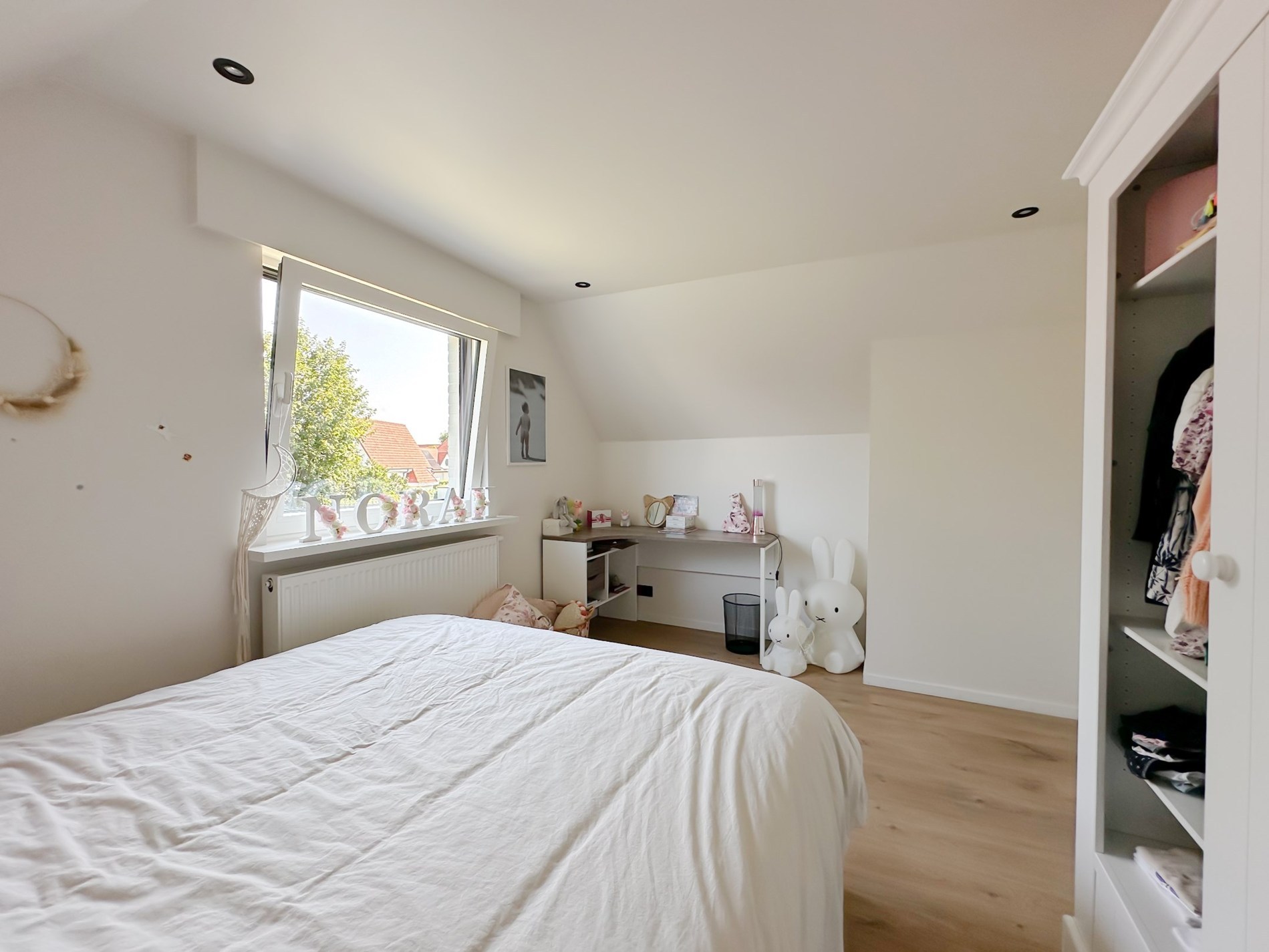 OPENDEURDAG Zaterdag 21/02 - 11u-13u (Hazelaarsdreef 7): Gezellig gerenoveerde alleenstaande villa met 3 slaapkamers en een prachtige tuin centraal gelegen in een doodlopende villawijk in Knokke. 