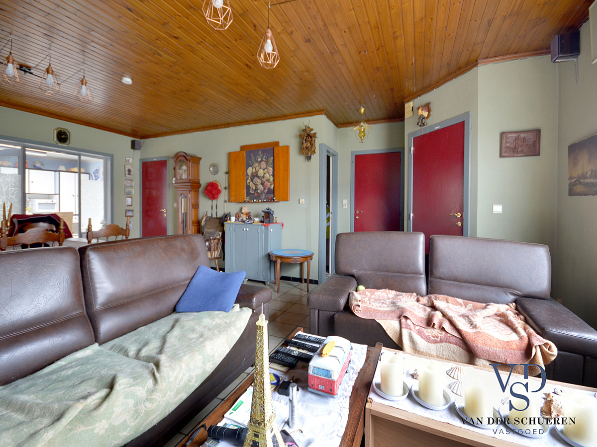 Zeer ruime, te renoveren woning (met enkele garage). Goed gelegen. 