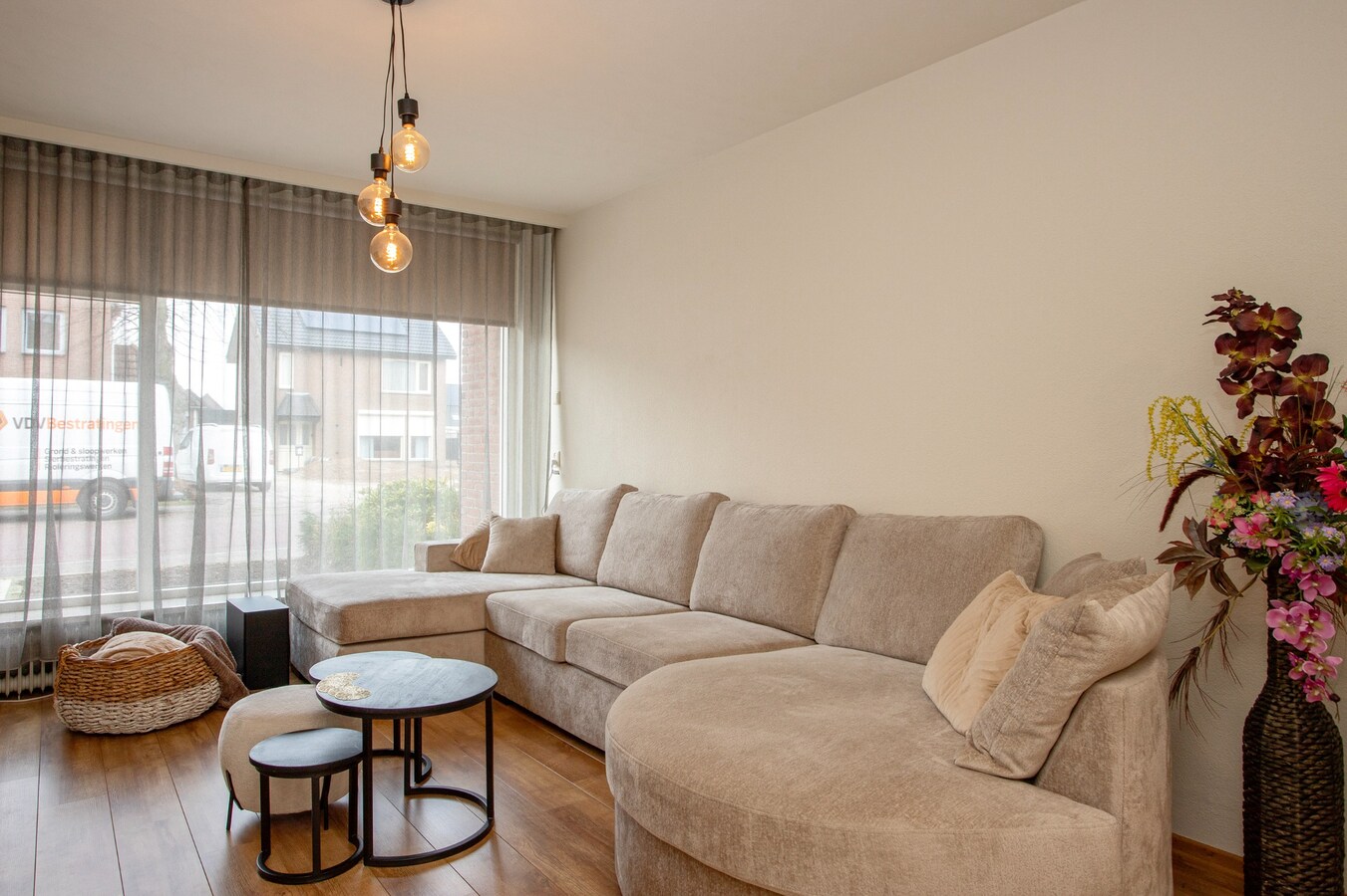 Welkom in deze verrassend ruime en charmante hoekwoning nabij het centrum van Reusel! 