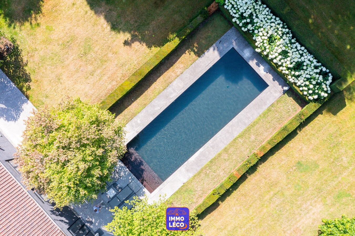 Villa semi Plain-Pied érigée sur 4592m², piscine, 4 garages, parking 10 voitures, ... COUP DE COEUR assuré ! 